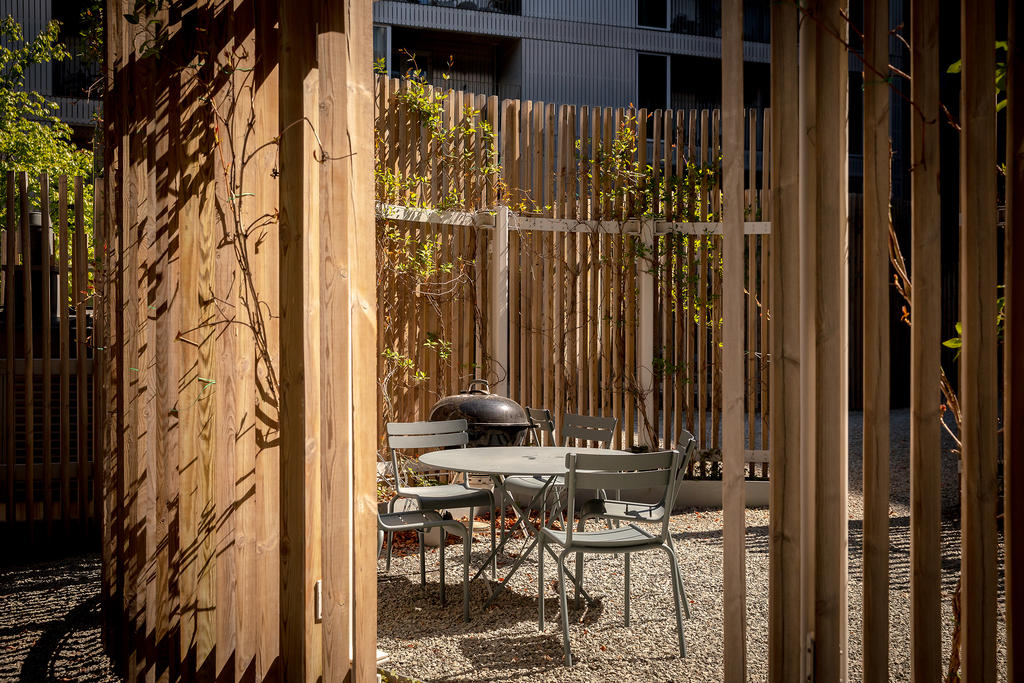 Trevliga paviljonger på gården med gemensamma sittgrupper och grillar