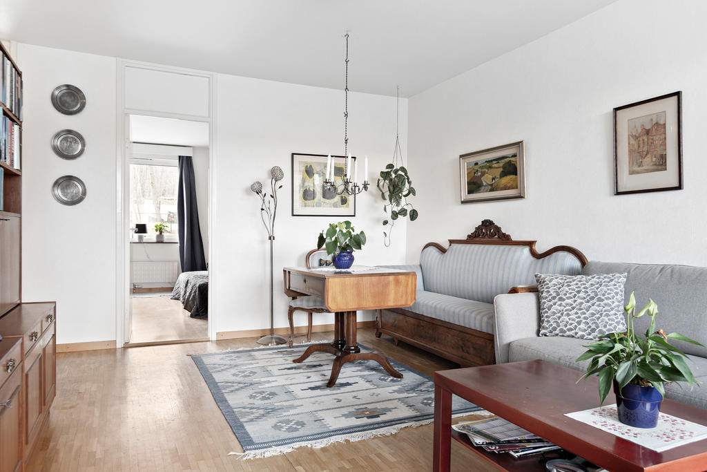 Plats för både en matsalsmöbel och soffgrupp