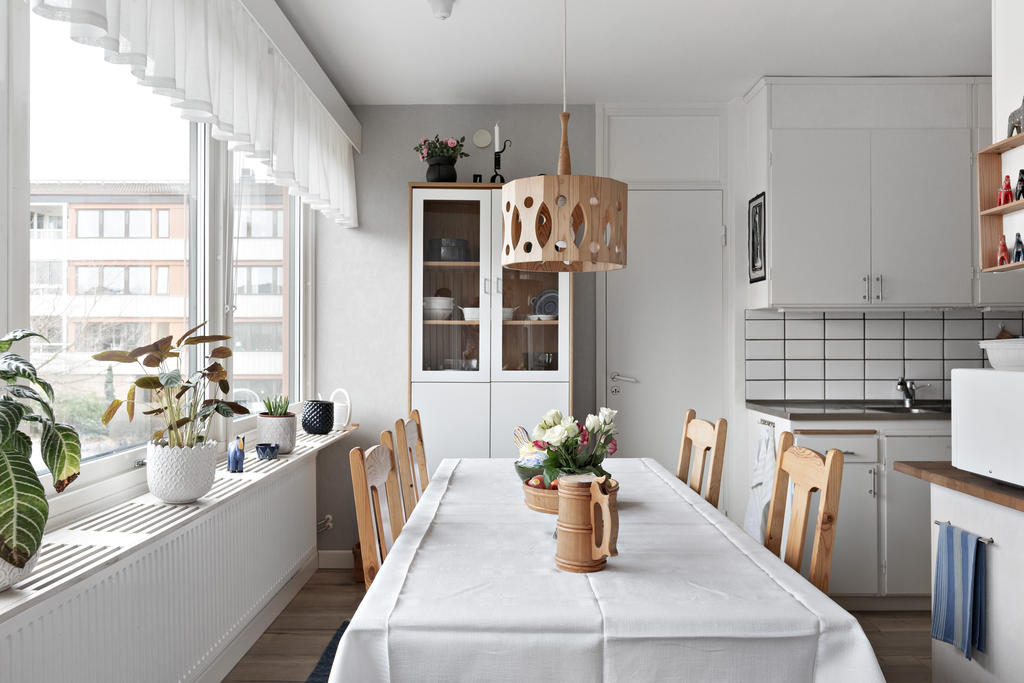 Stor matplats med plats för både familj och gäster