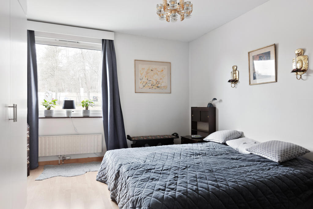 Sovrum 1 med garderobsvägg