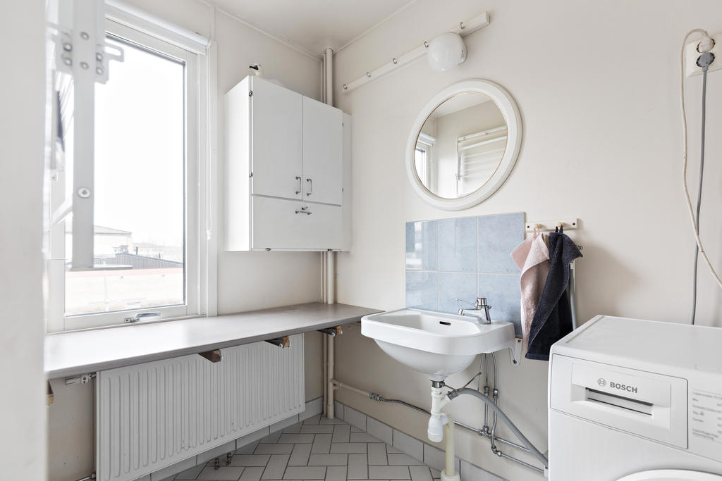 Grovkök med tvättmaskin i lägenheten. Det finns även en gemensam tvättstuga i huset.