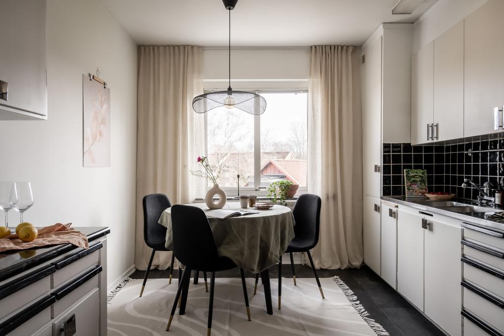 Inbjudande och stilrent kök med gott om förvaring och plats för matbord