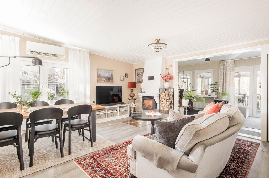 Vardagsrum med braskamin