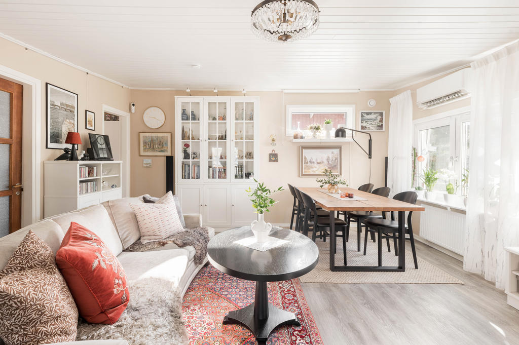 Vardagsrum med braskamin