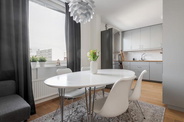 Fräscht kök med stor matplats