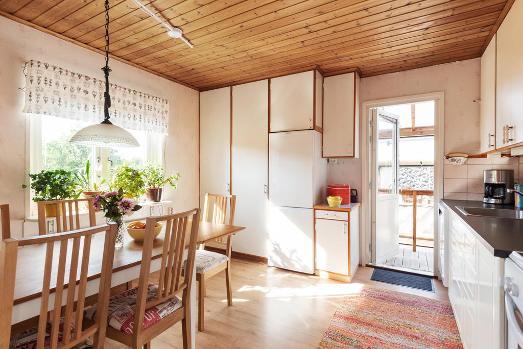 Kök med matplats och utgång till tomten.