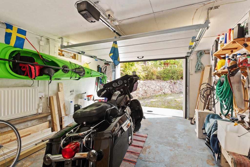 Garage i källaren med mekanisk port