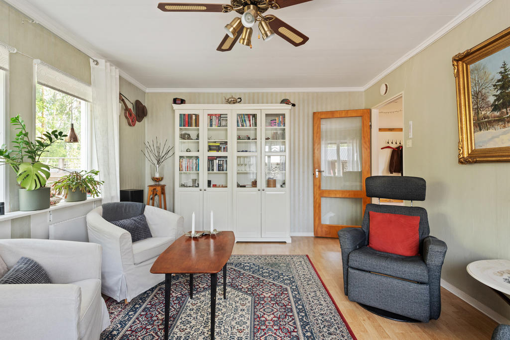 Vardagsrum med nyinstallerad kamin