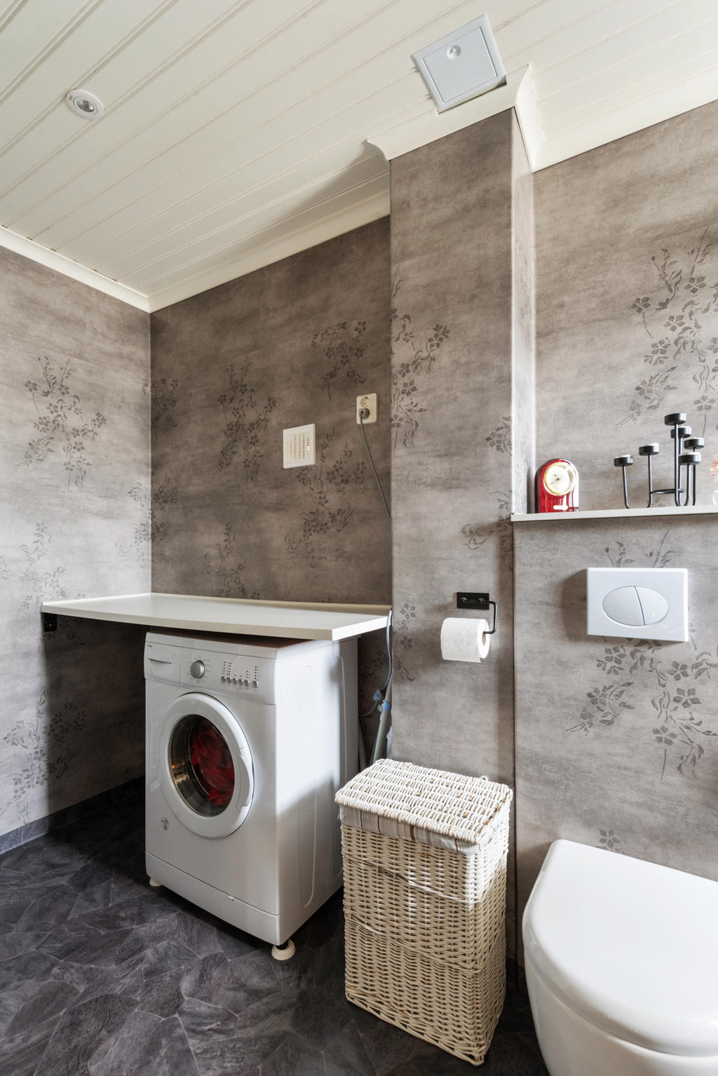Trivsamt  badrum med tvättmaskin