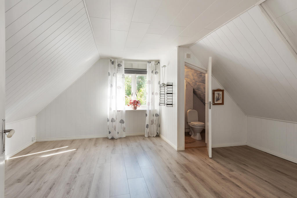 Stort rum övervåning med nyinstallerad luftvärmepump