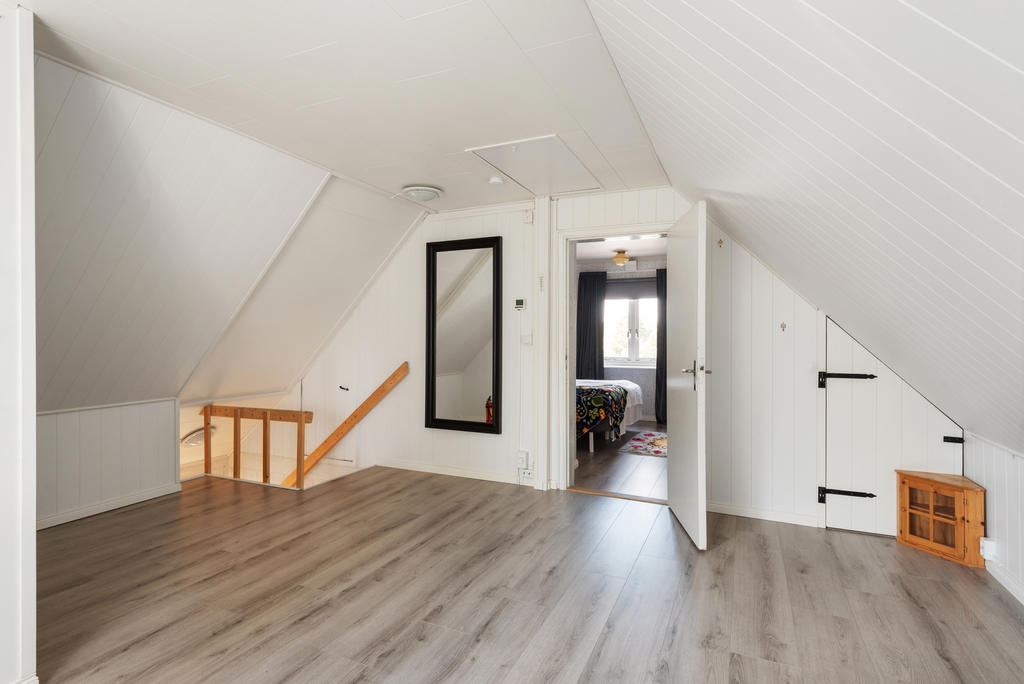 Stort rum på övervåning med nyinstallerad luftvärmepump
