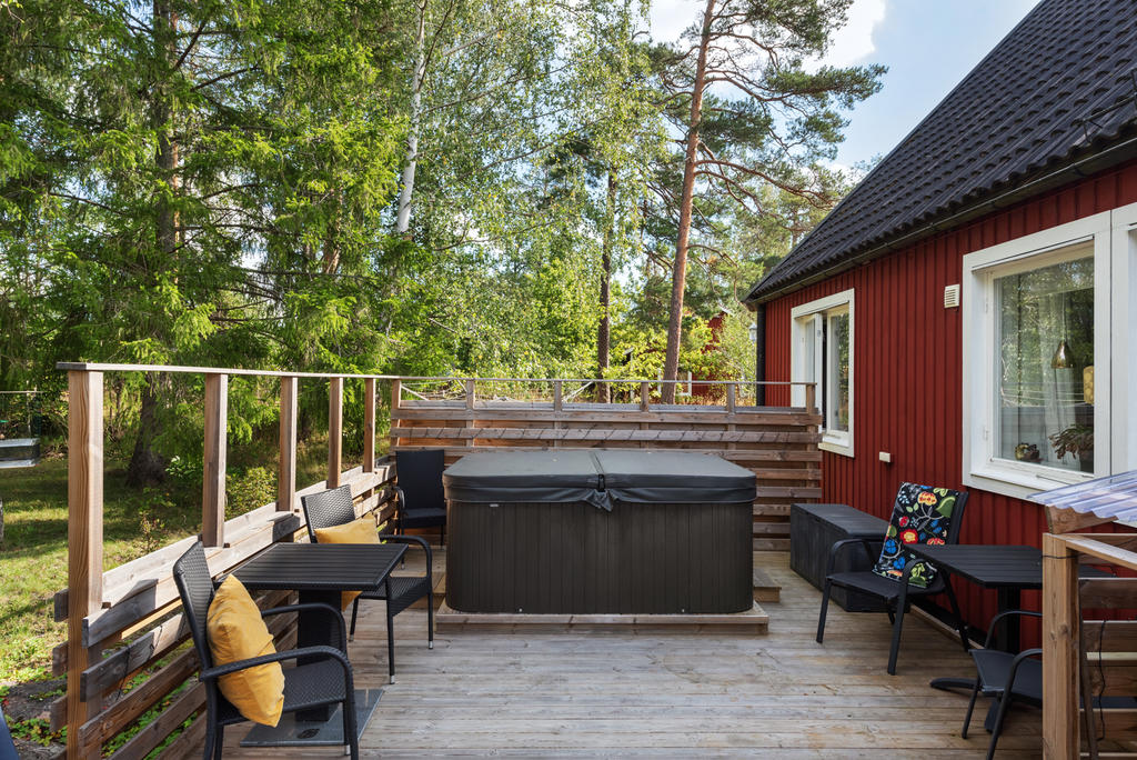 Altan på baksidan med spabad