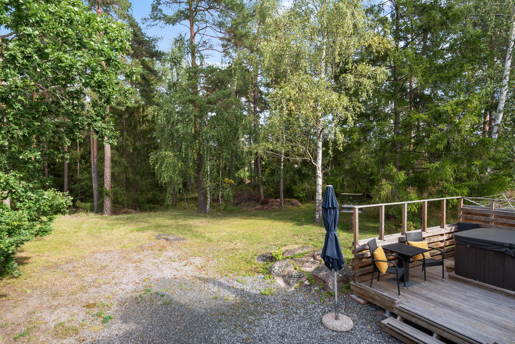 Tomten på baksidan har staket och är inhängnad