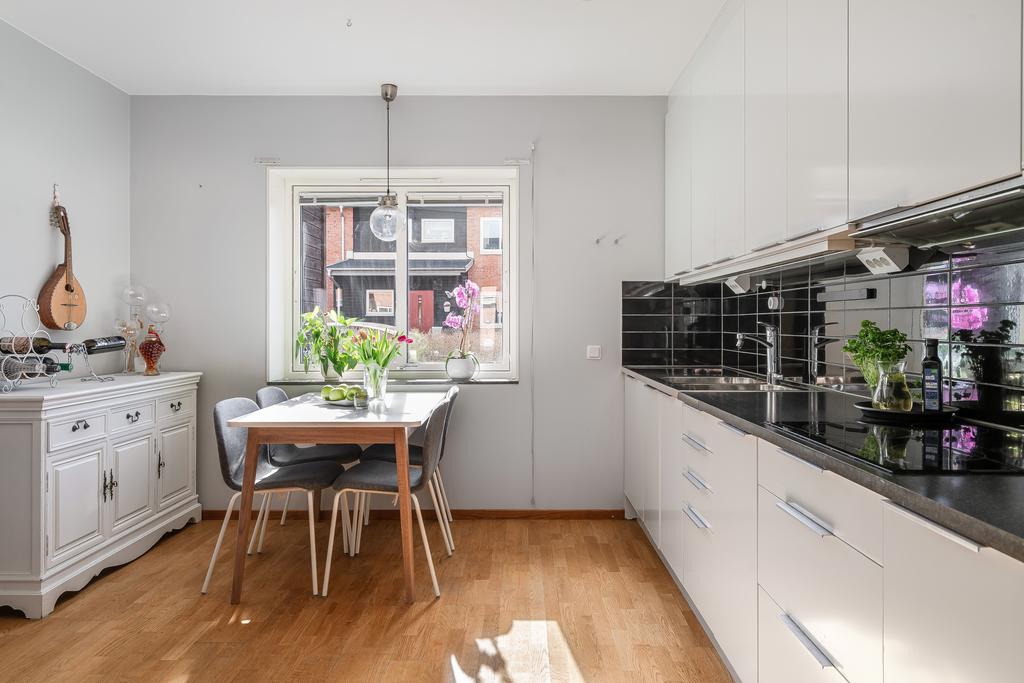 Matplats vid fönstret