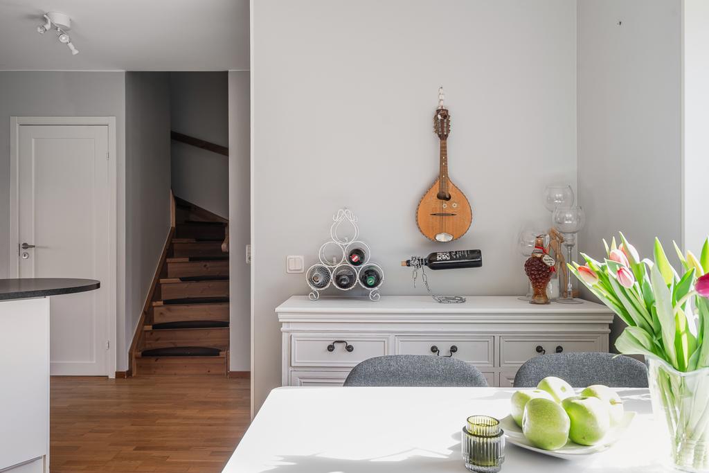 Kök mot trapp till övervåning