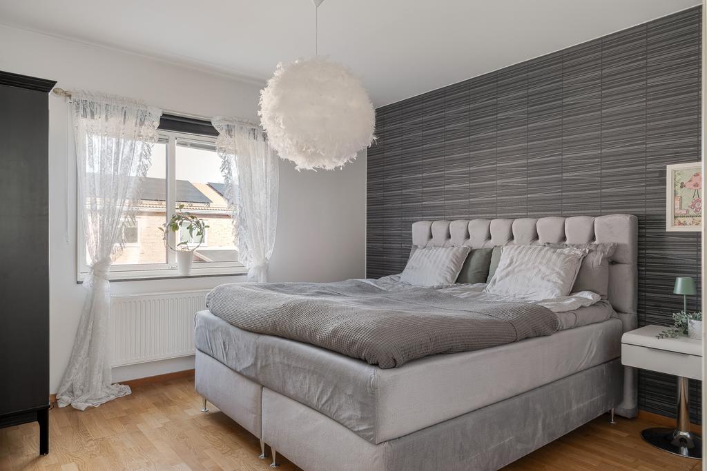 Sovrum 1 med plats för dubbelsäng