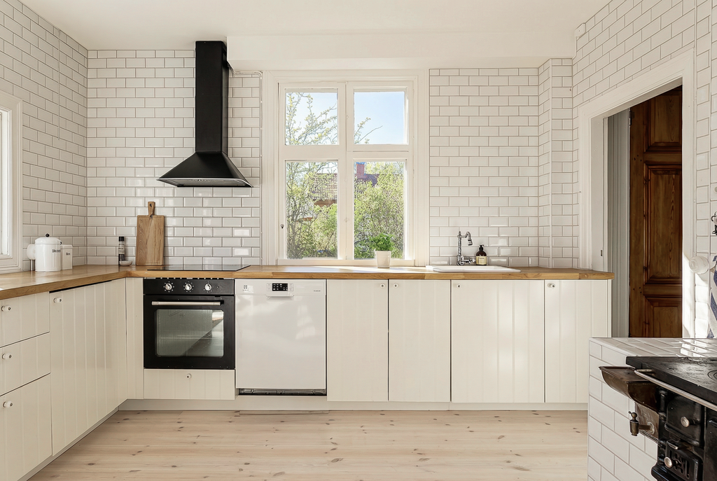 Modernt kök med trägolv