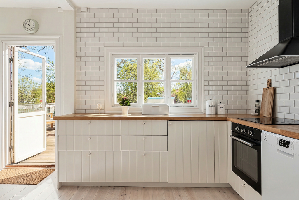 Kök med dörr till altanen