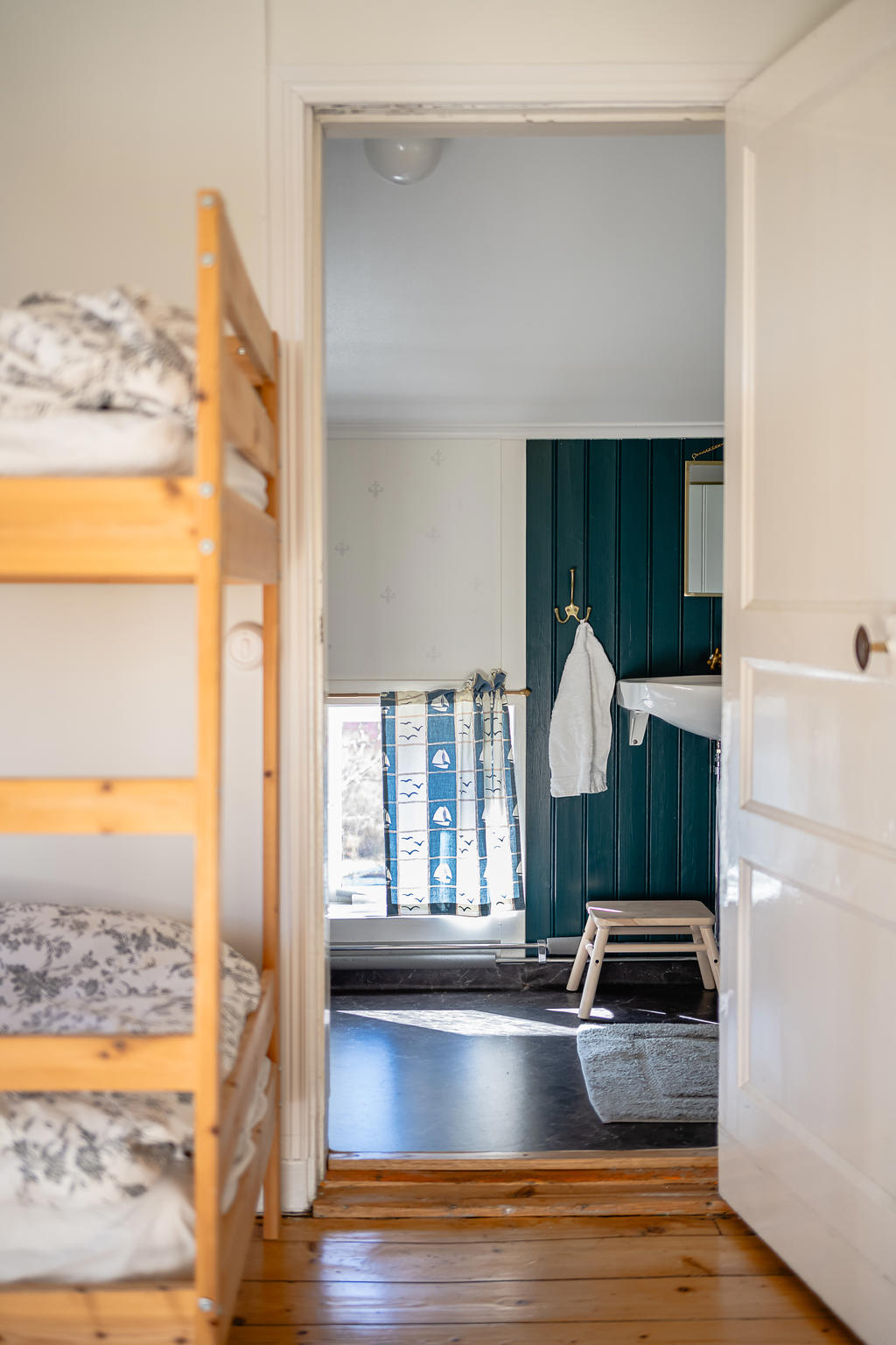 Från sovrum 2 mot badrum