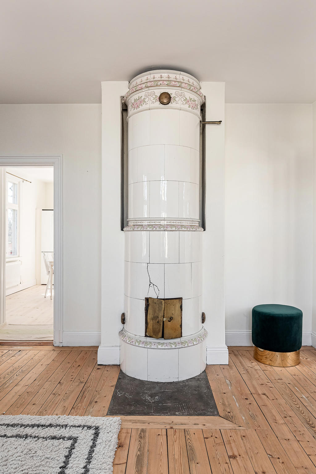 Vacker kakelugn i vardagsrum