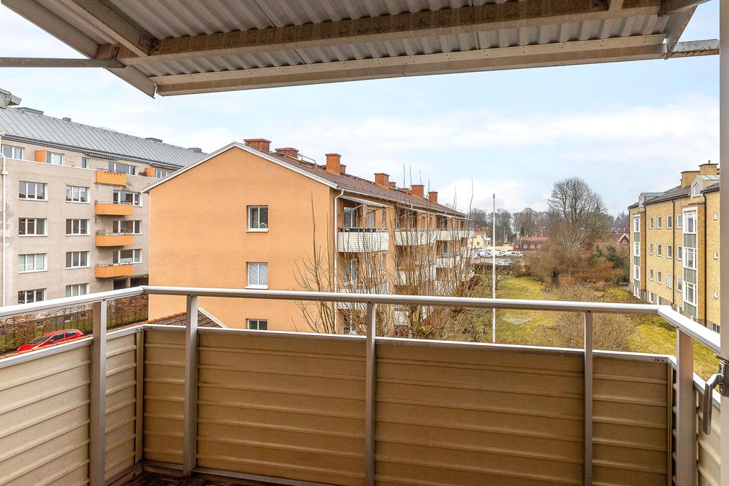 Balkong överblickande grön innergård samt grillplats