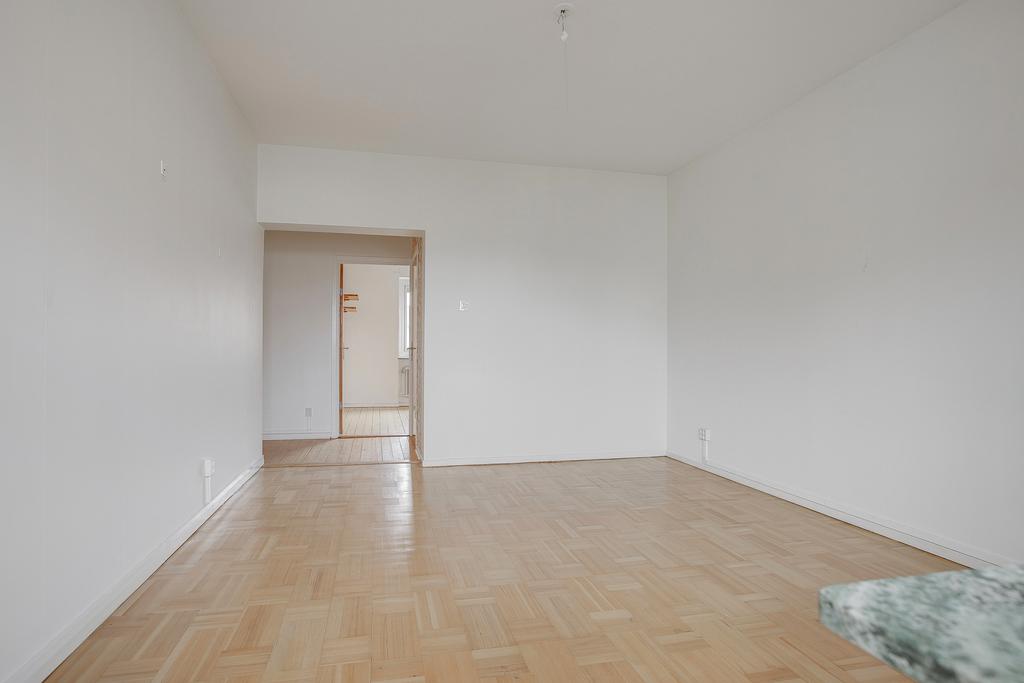 Vardagsrum med insyn in mot sovrummet och vägg i vägg med badrum