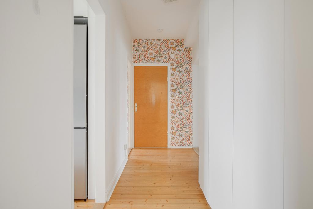 Bred hall med gott om integrerade klädskåp