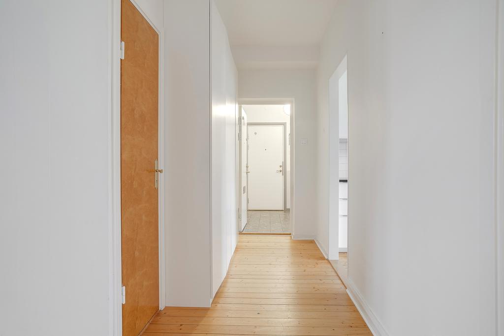 Hall med gott om klädförvaring