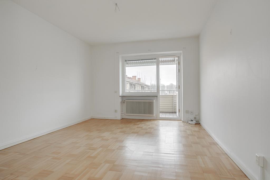 Vardagsrum med balkong ut mot innergården