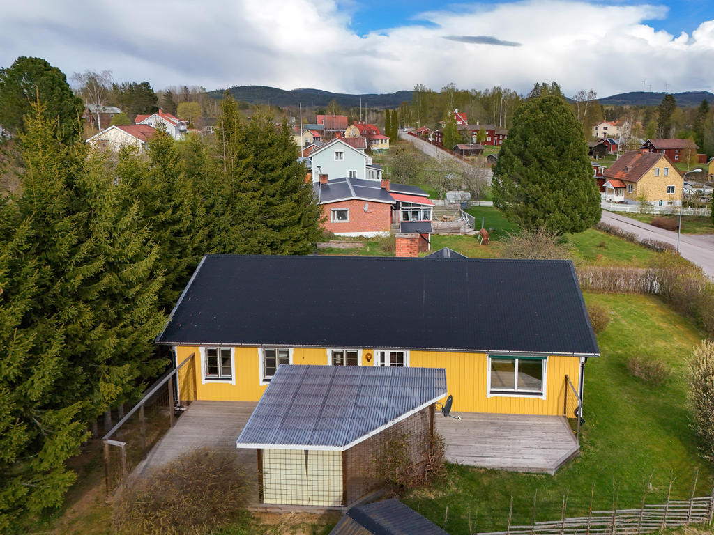 Fasad och uteplats i väster med härlig kvällssol.