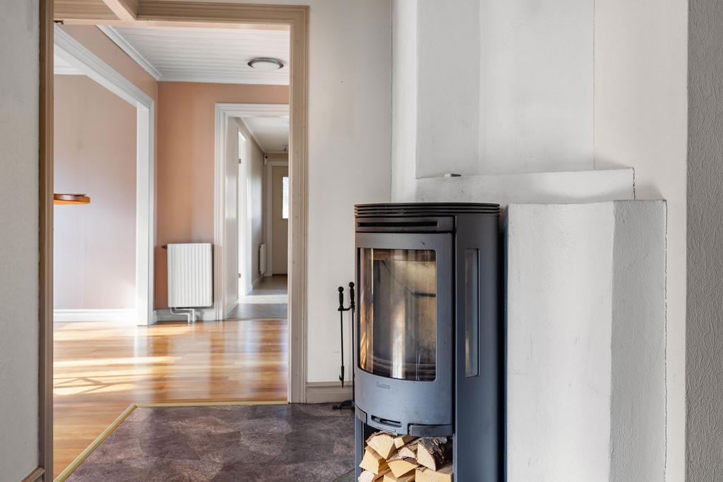 Kamin i hall. Ej använd under nuvarande ägares tid. Senaste sotningen gjorde 2022-03-28. 