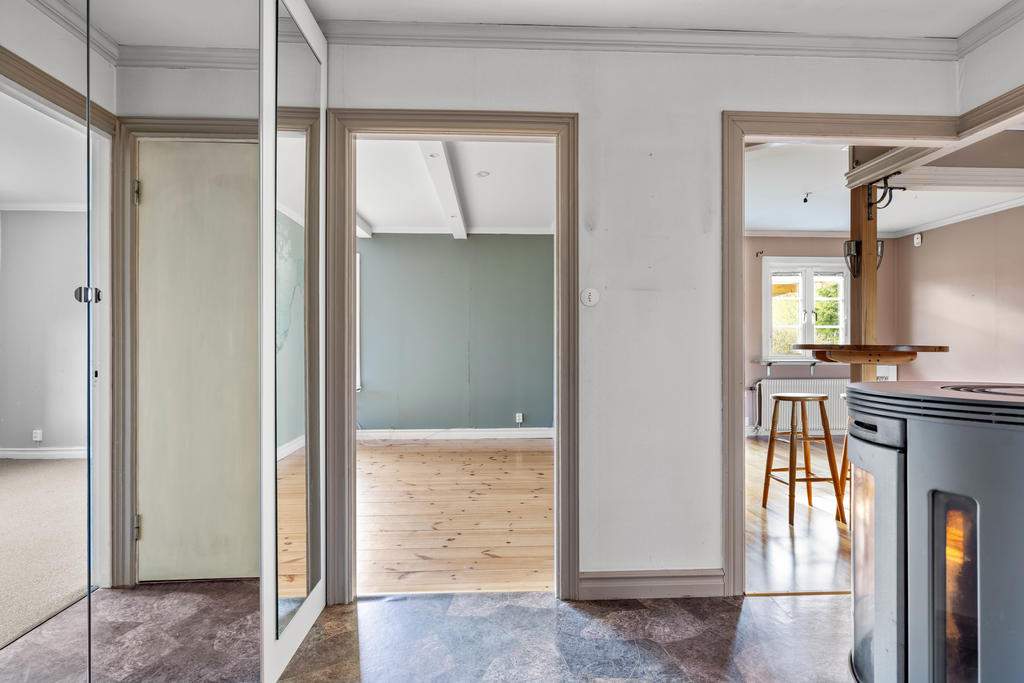 Vy från hall in mot vardagsrum och kök. 