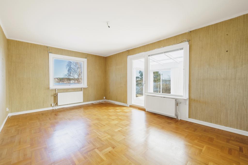 Vardagsrum med utgång till det inglasade uterummet