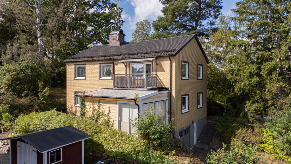 Precis intill Gamlebyviken med nyare tak och fönster