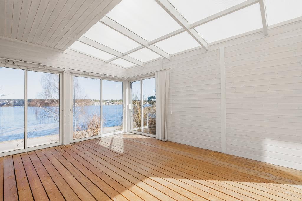 Stort inglasat uterum med fantastisk vy över vattnet
