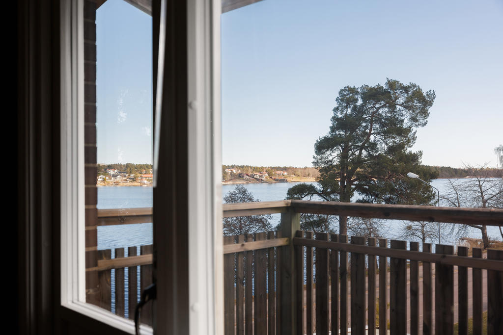 Allrum med utgång till balkong