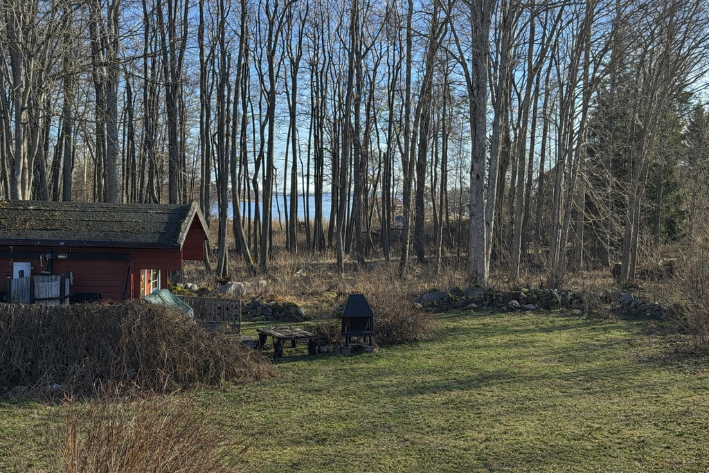 Utsikt mot vattnet.
Bilden är årstidsredigerad