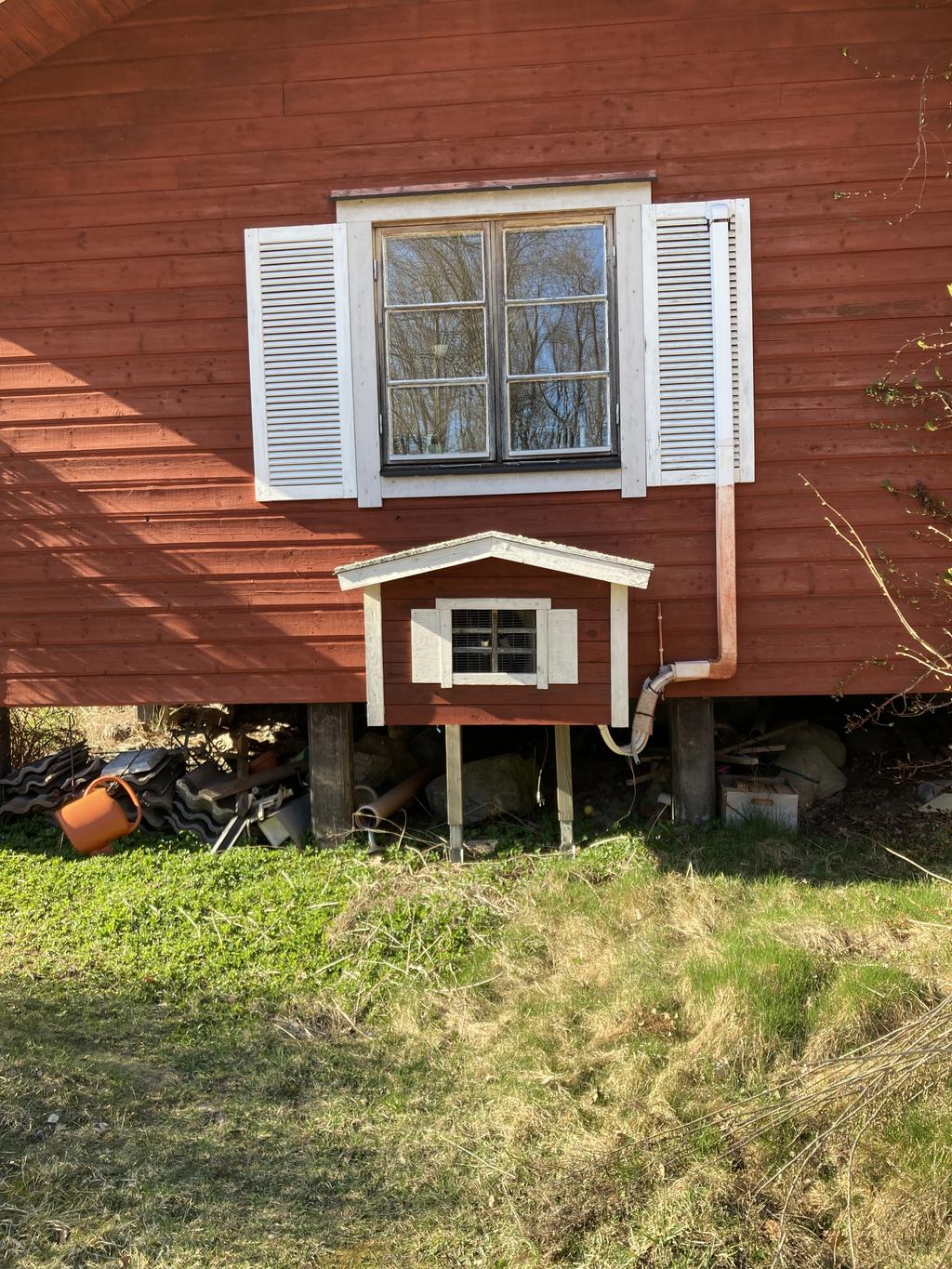 Luftvärmepumpen har ett eget hus