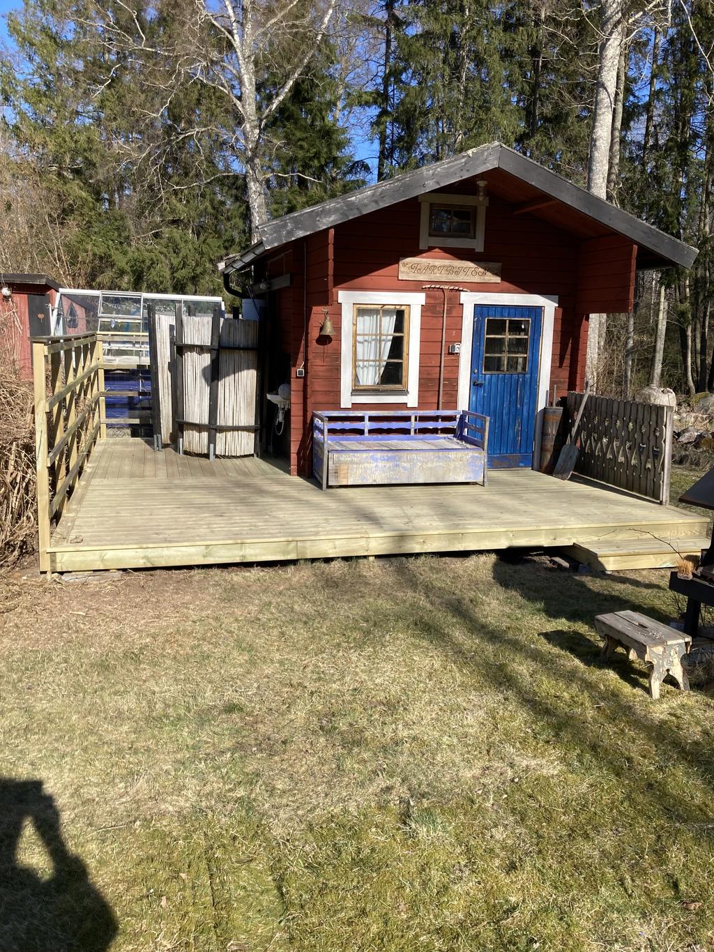 "Tårtbiten" där en ny altan finns med utedusch med varmvattenberedare, handfat och en tvättmaskin bakom duschen