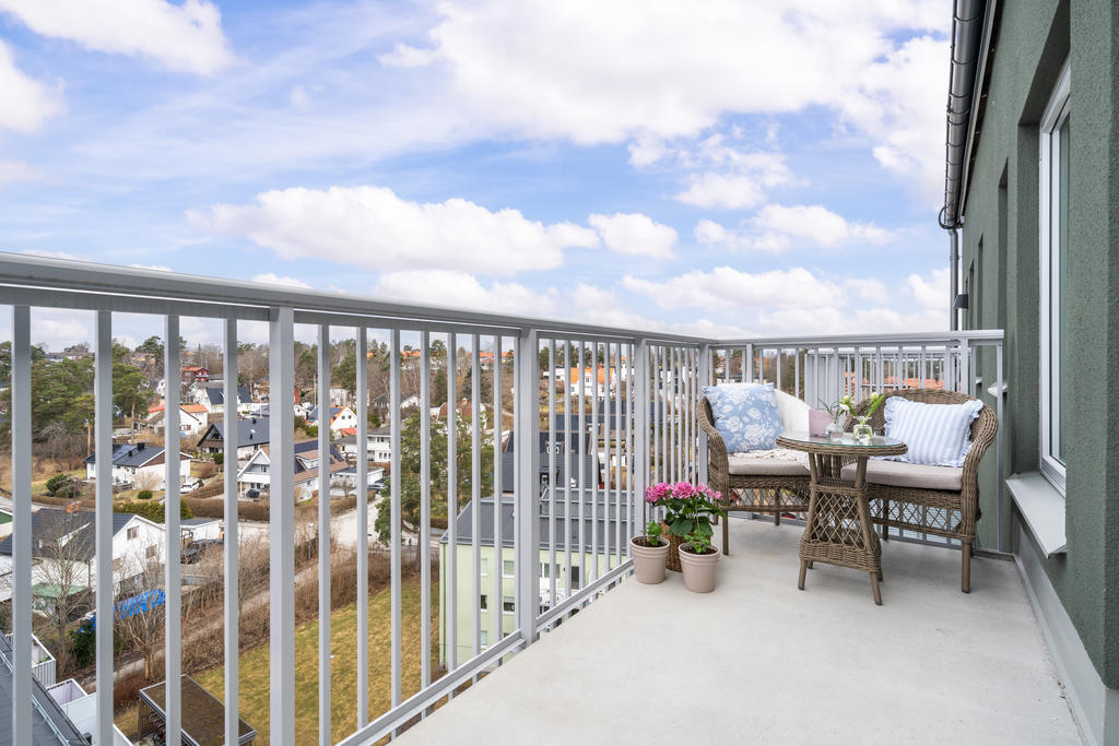 Stor balkong i soligt läge