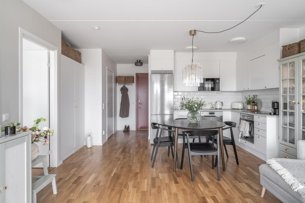 Kök och vardagsrum i öppen planlösning