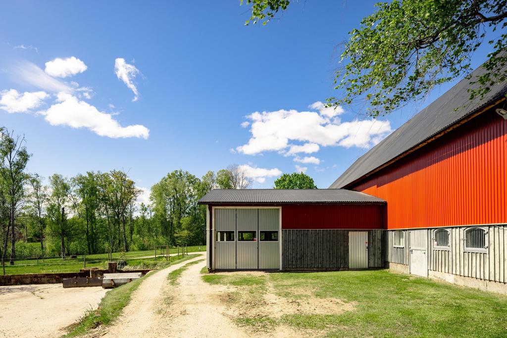 Ladugård och verkstad