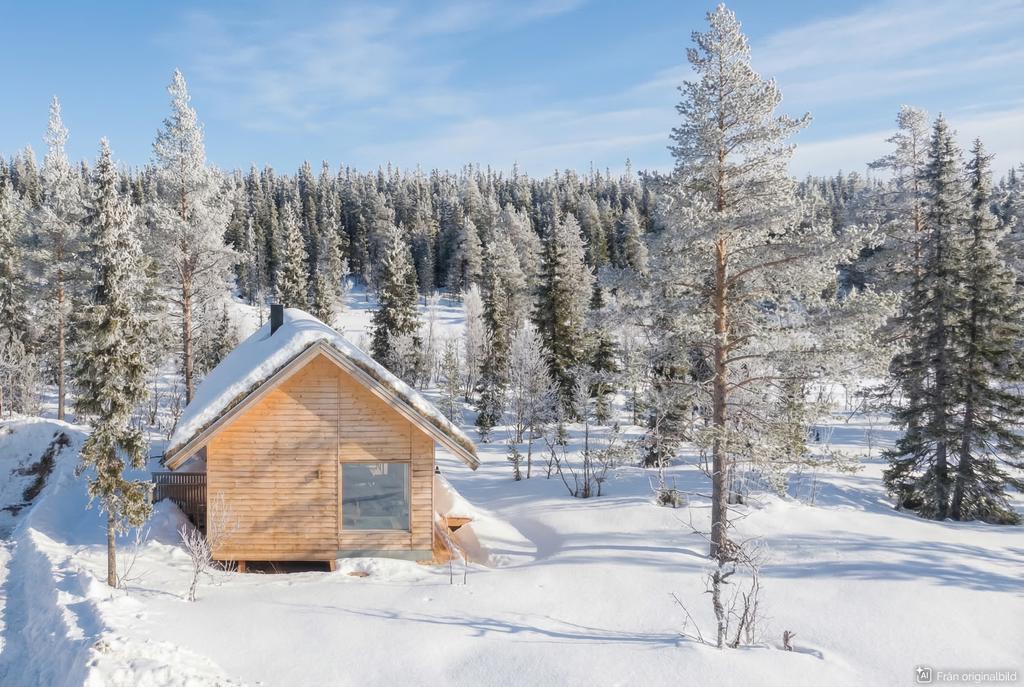 Denna bild är ett originalfoto som har kompletterats digitalt med snö för att illustrera fastigheten och dess omgivning under vintertid