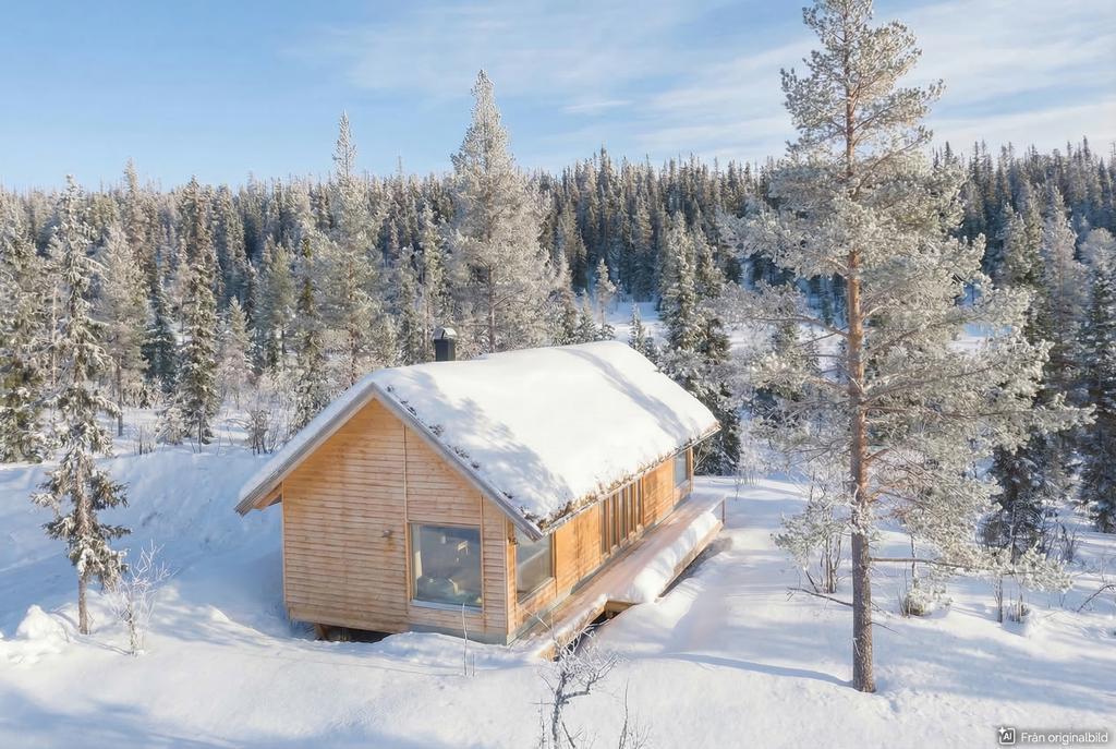 Denna bild är ett originalfoto som har kompletterats digitalt med snö för att illustrera fastigheten och dess omgivning under vintertid