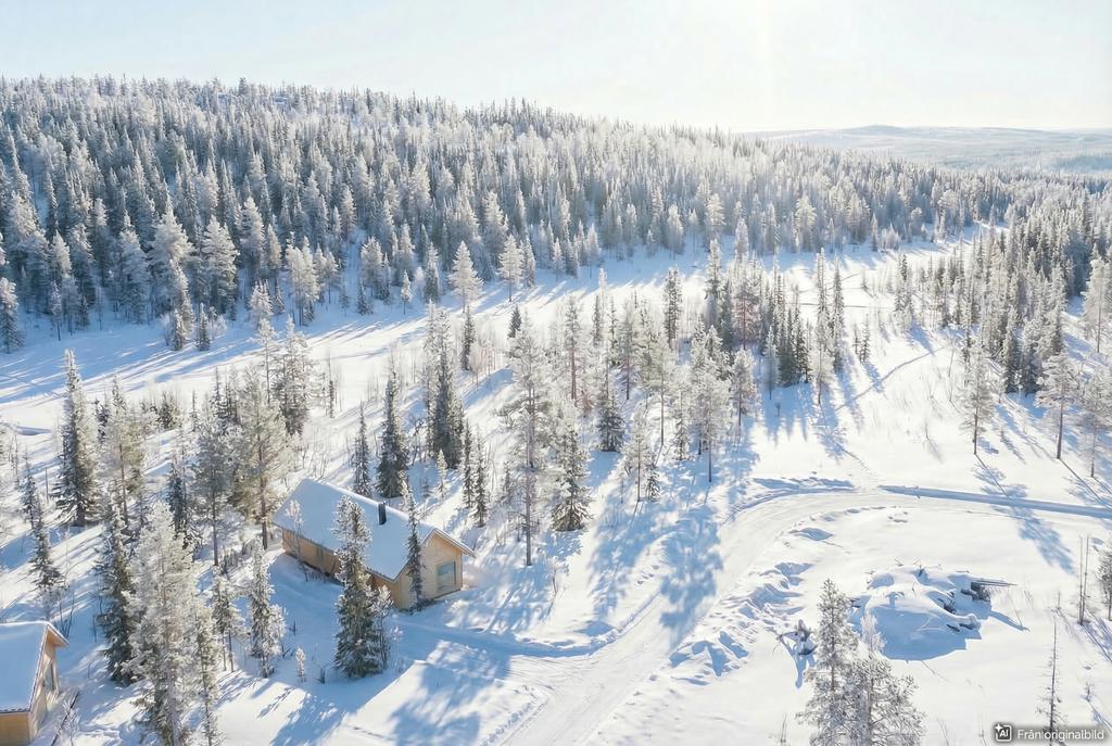 Denna bild är ett originalfoto som har kompletterats digitalt med snö för att illustrera fastigheten och dess omgivning under vintertid