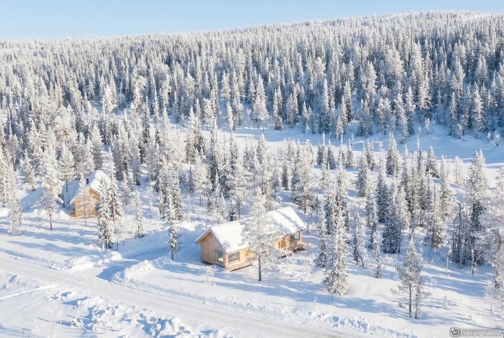 Denna bild är ett originalfoto som har kompletterats digitalt med snö för att illustrera fastigheten och dess omgivning under vintertid.