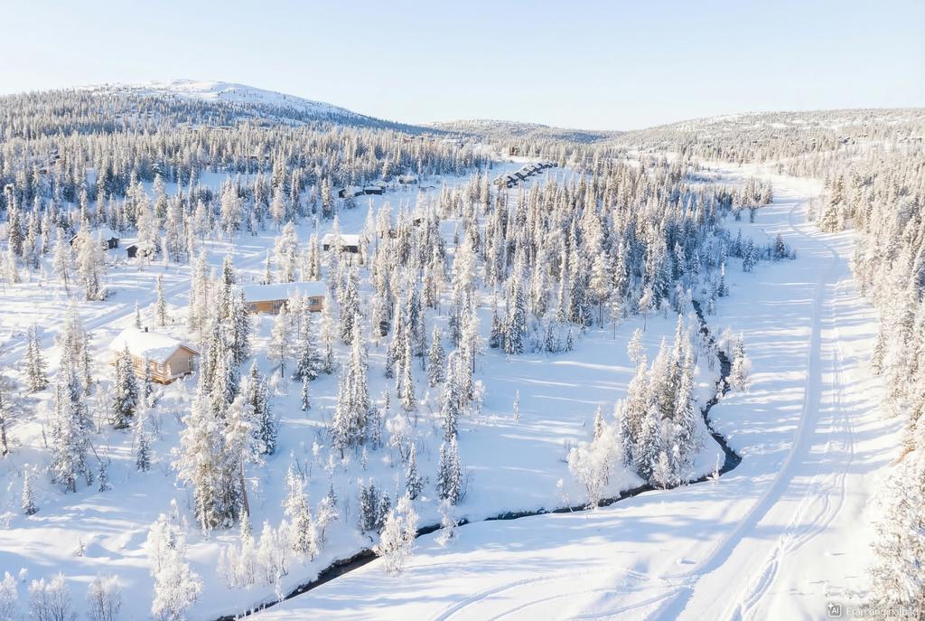 Denna bild är ett originalfoto som har kompletterats digitalt med snö för att illustrera fastigheten och dess omgivning under vintertid