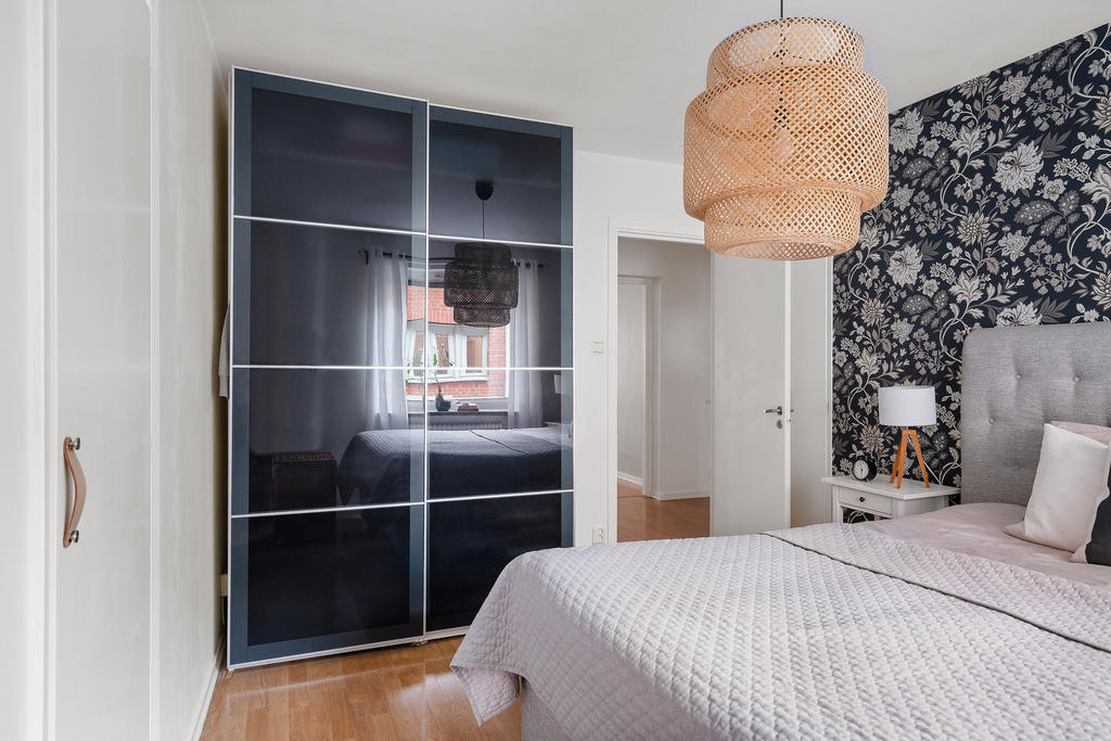 Bra förvaring via klädkammare och garderob