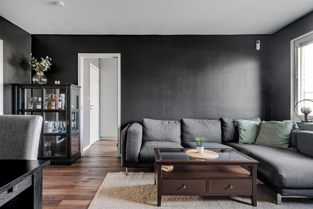 Vardagsrum med plats för både matgrupp och soffa