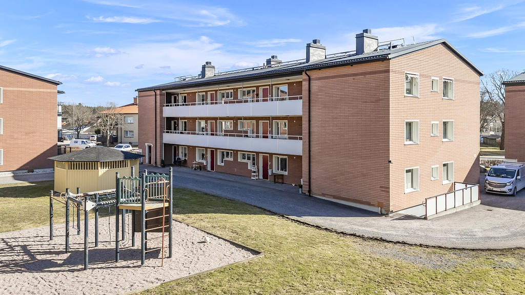 Barnvänligt område med lekplats på innergården.